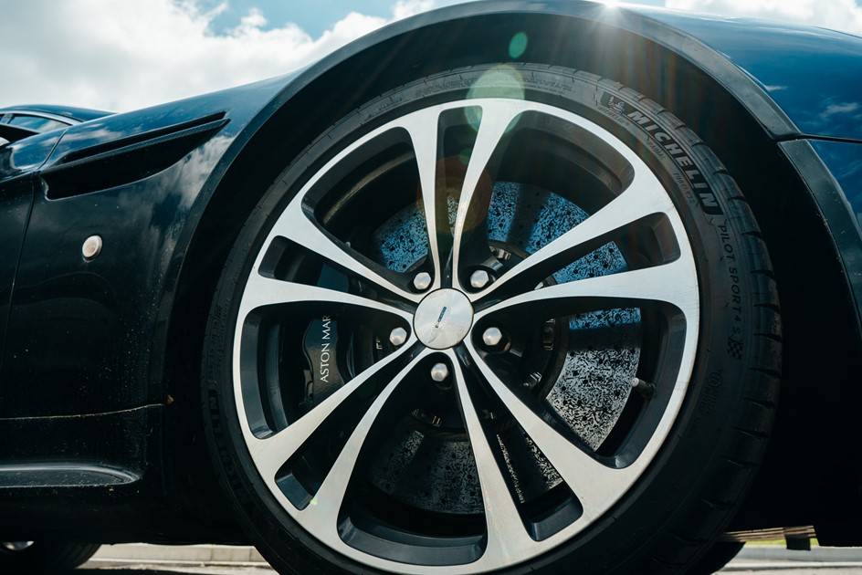 Wheels of the Aston Martin V12 Vantage