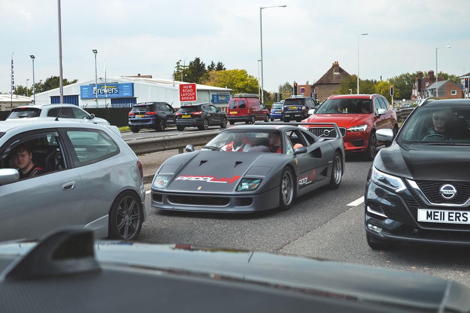 The £1million Yiannimize wrapped PaddlUp Ferrari F40 in traffic
